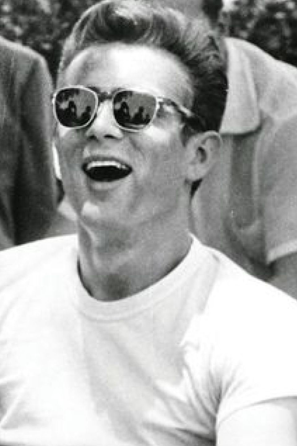 James Dean sorrindo com camiseta branca