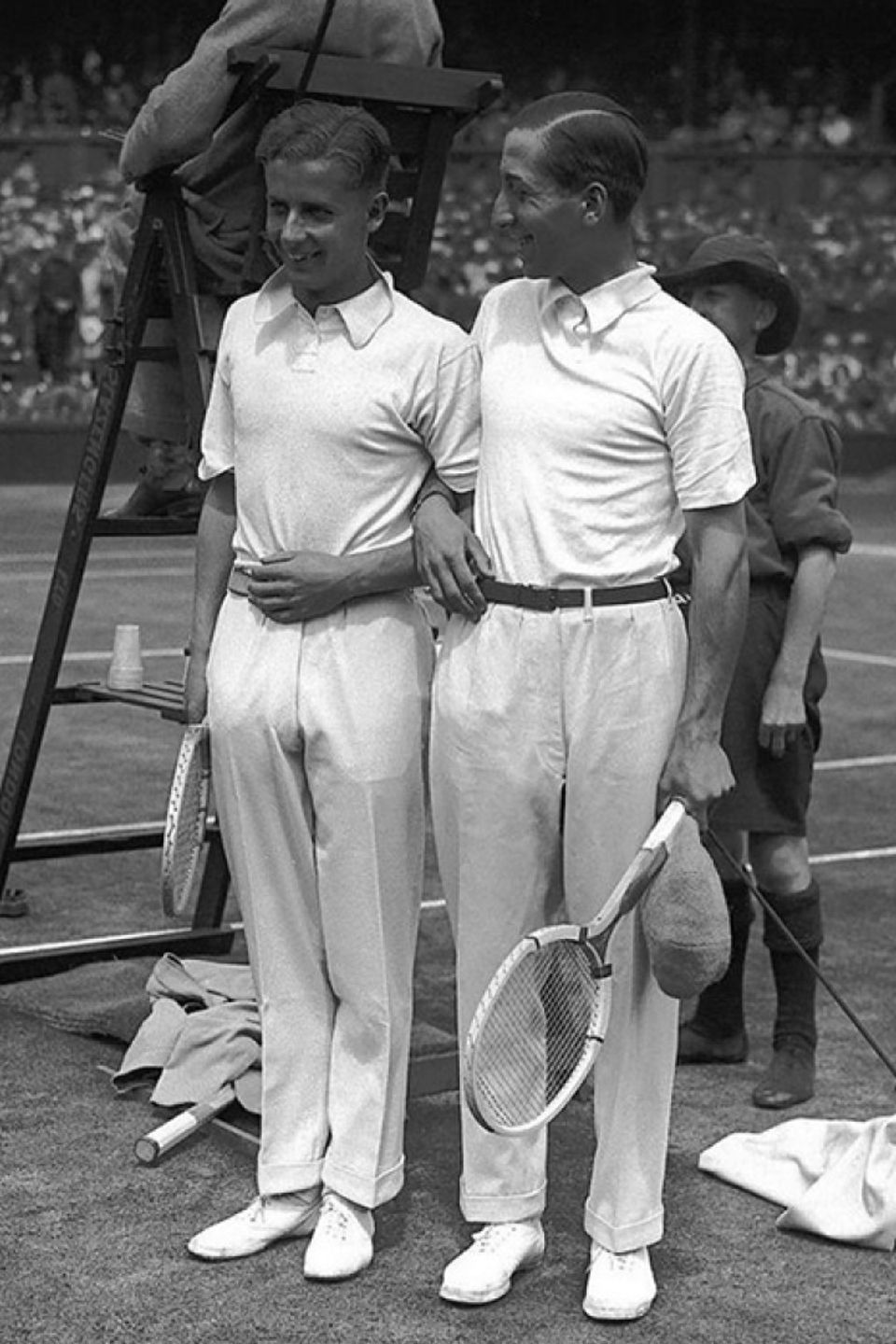Rene Lacoste usando polo em quadra de tenis