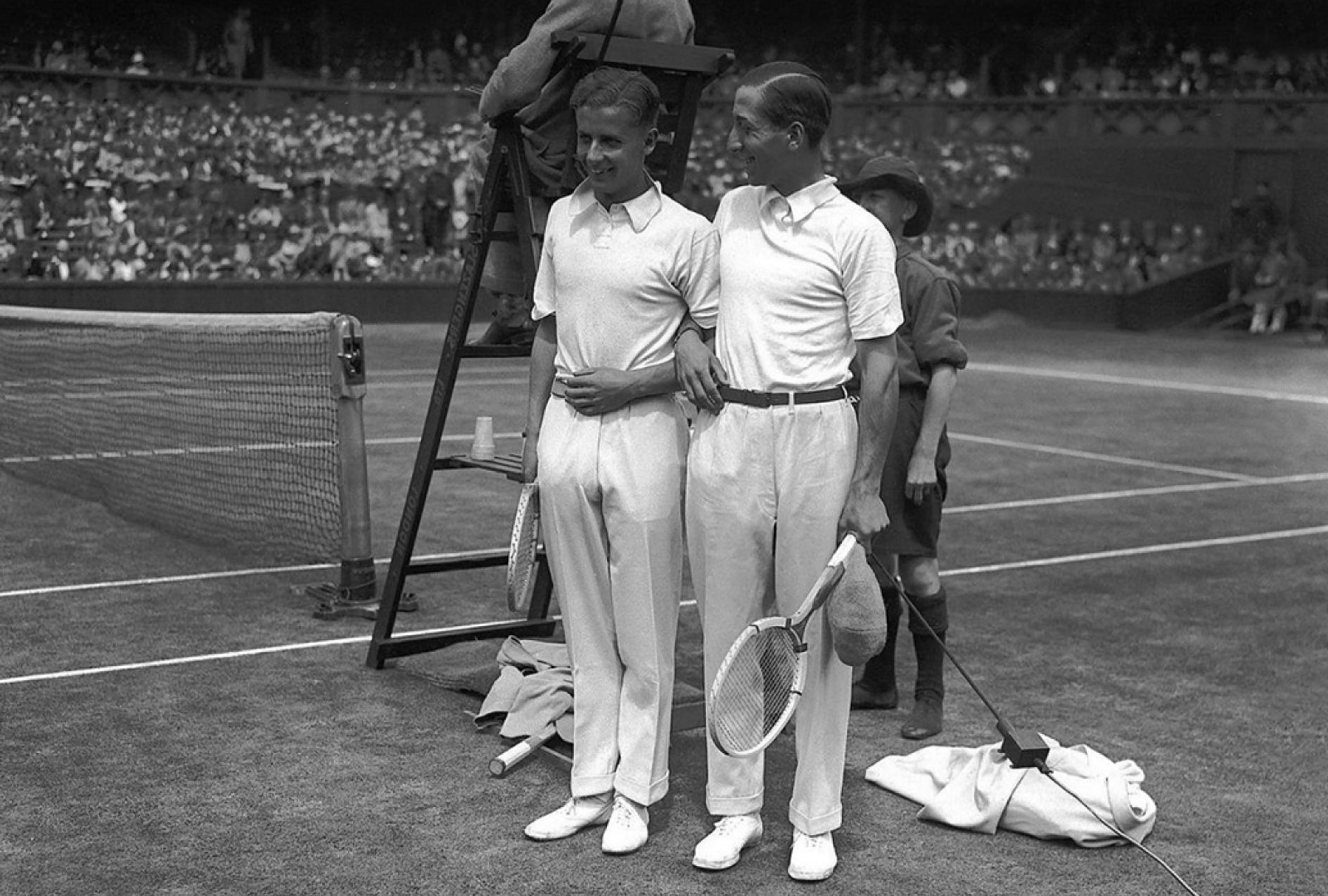 Rene Lacoste usando polo em quadra de tenis