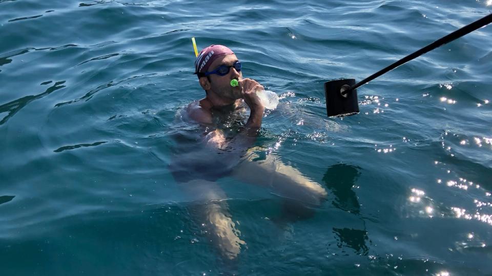 Felipe Bogéa na parada para hidratar, durante travessia na Ilha Grande, Rio de Janeiro