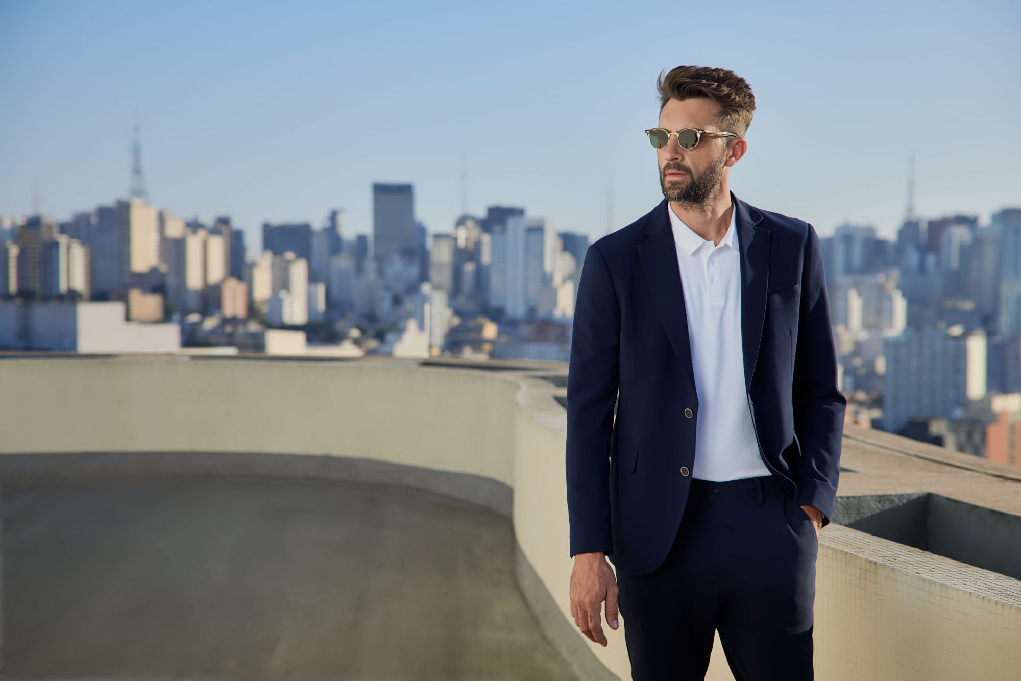Homem usando blazer em rooftop