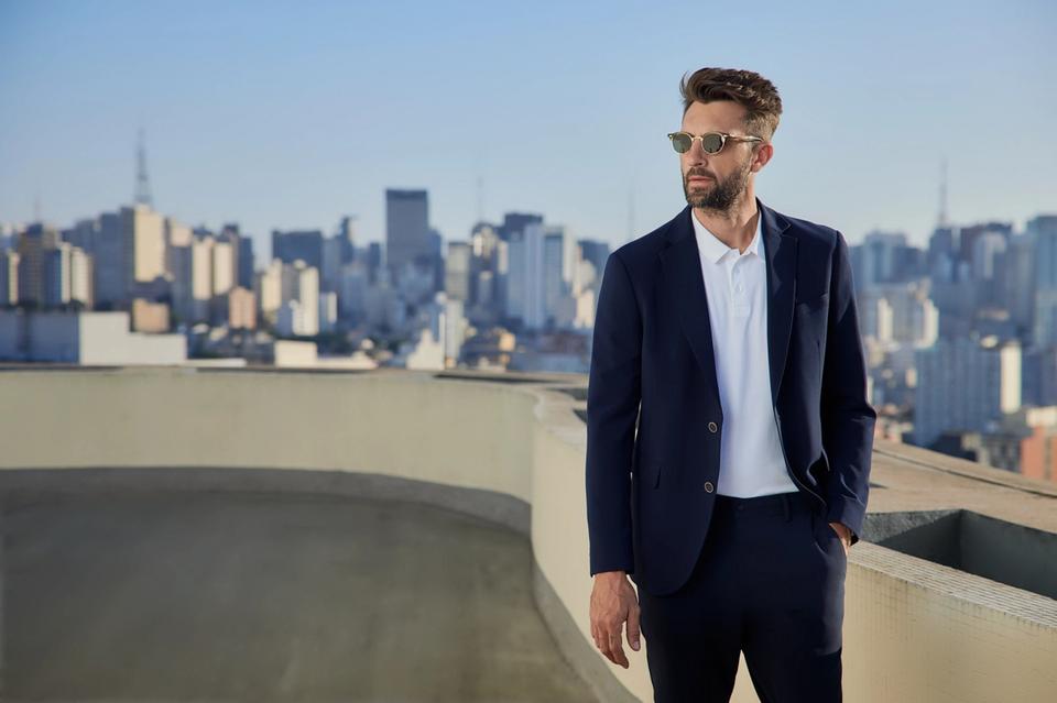 Homem usando blazer em rooftop