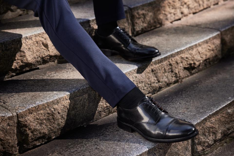 homem usando sapato derby