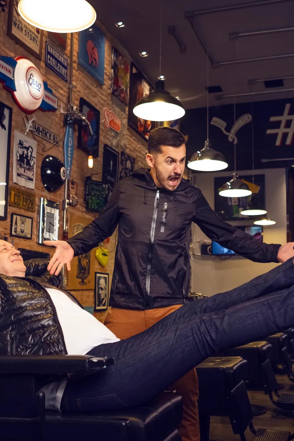 Bruno van Enck, fundador da Barbearia Corleone, e o pai, Arno van Enck, da Choperia Munique