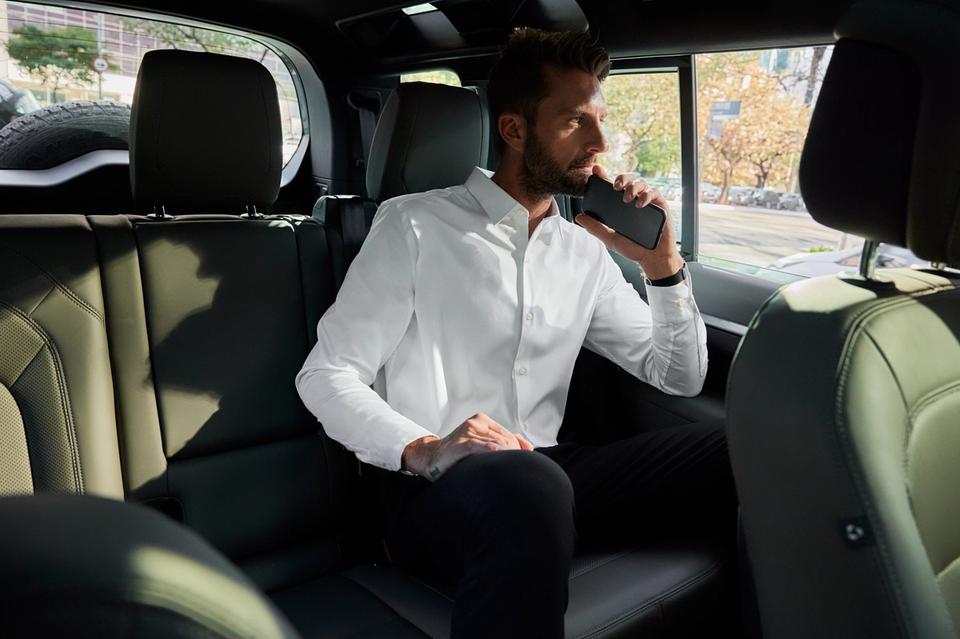 homem no carro de camisa social