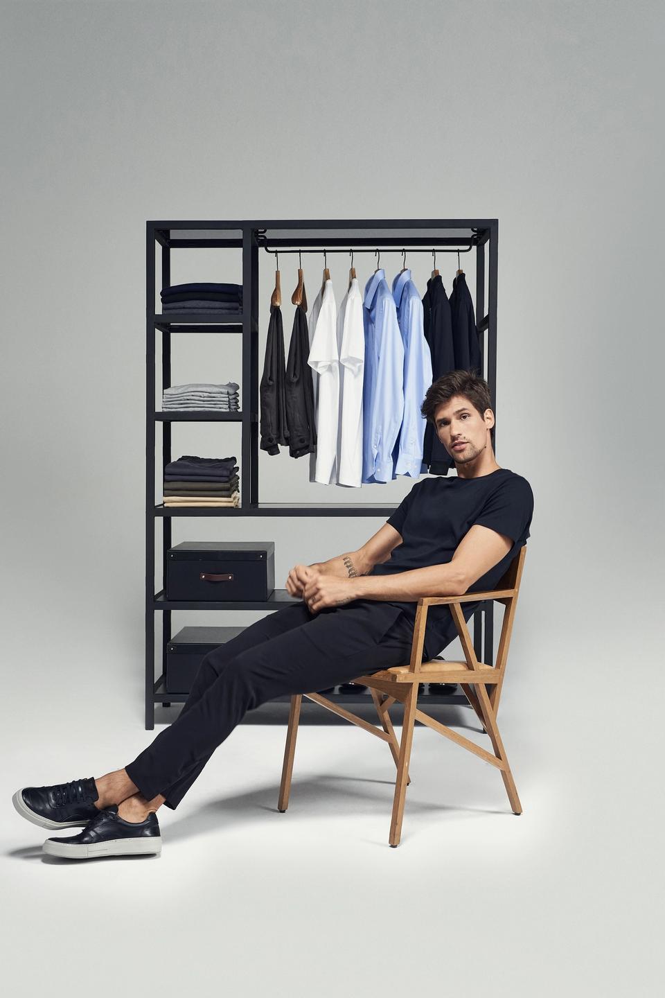 As doze peças pensadas para serem a base do seu guarda-roupa cotidiano