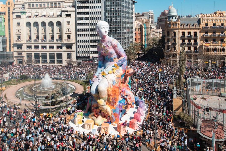 Fallas de Valência e o ritual de queimar arte