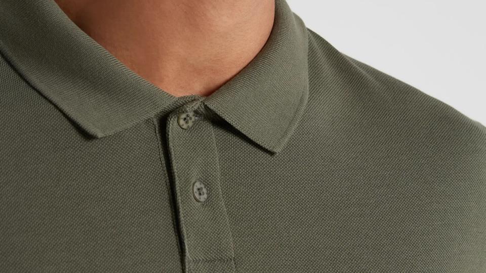 homem usando peça de roupa de algodão pima