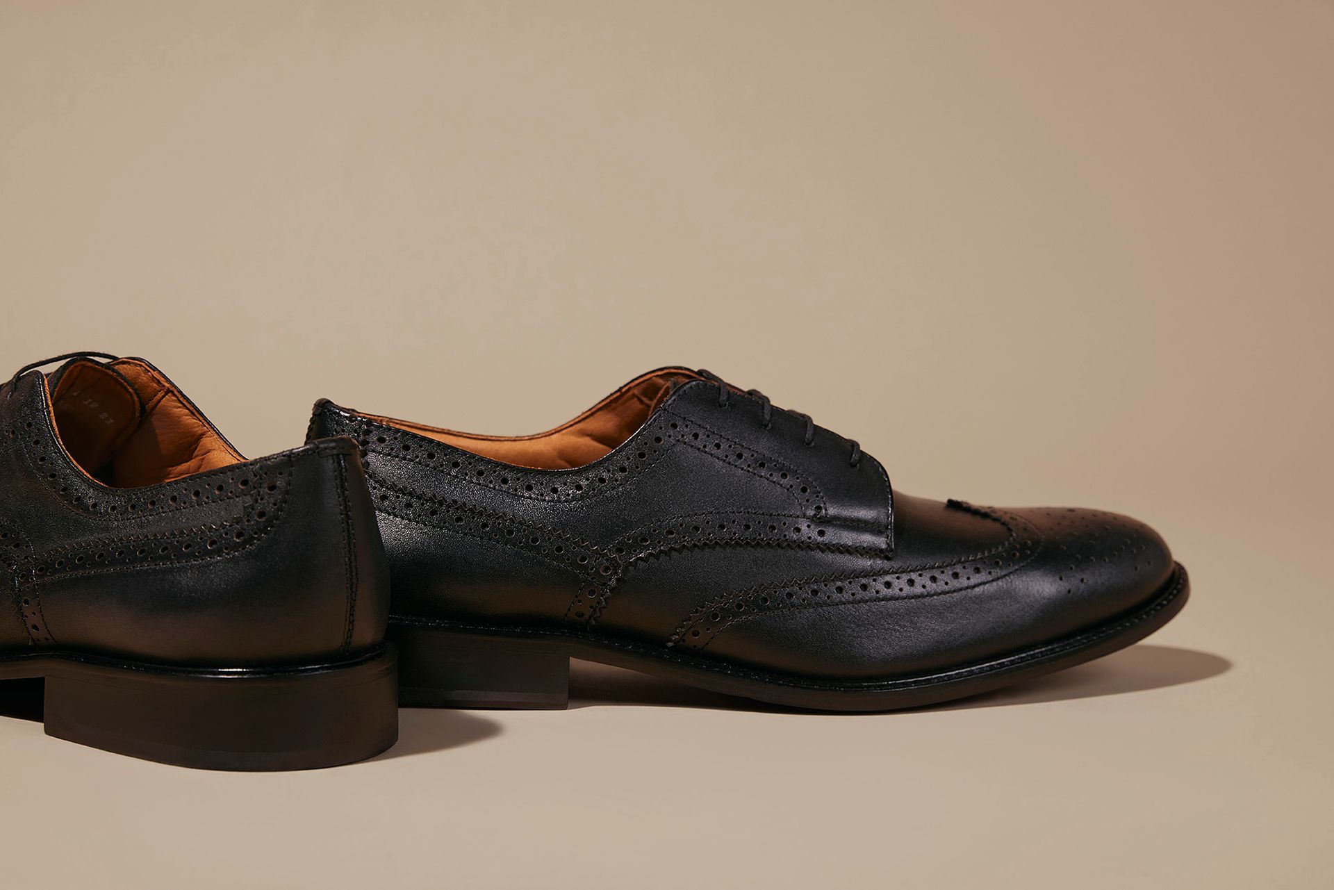 sapatos sociais brogue no chão