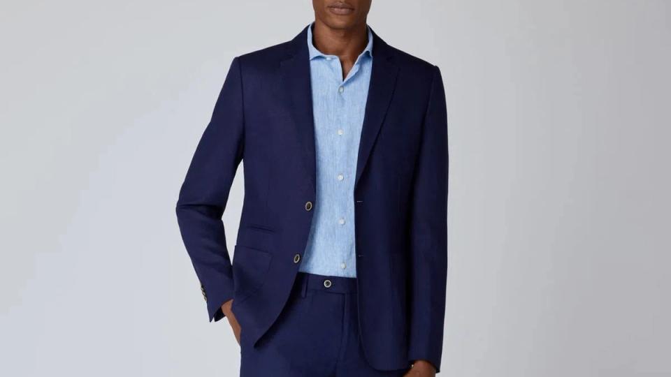 Terno azul escuro com camisa azul claro
