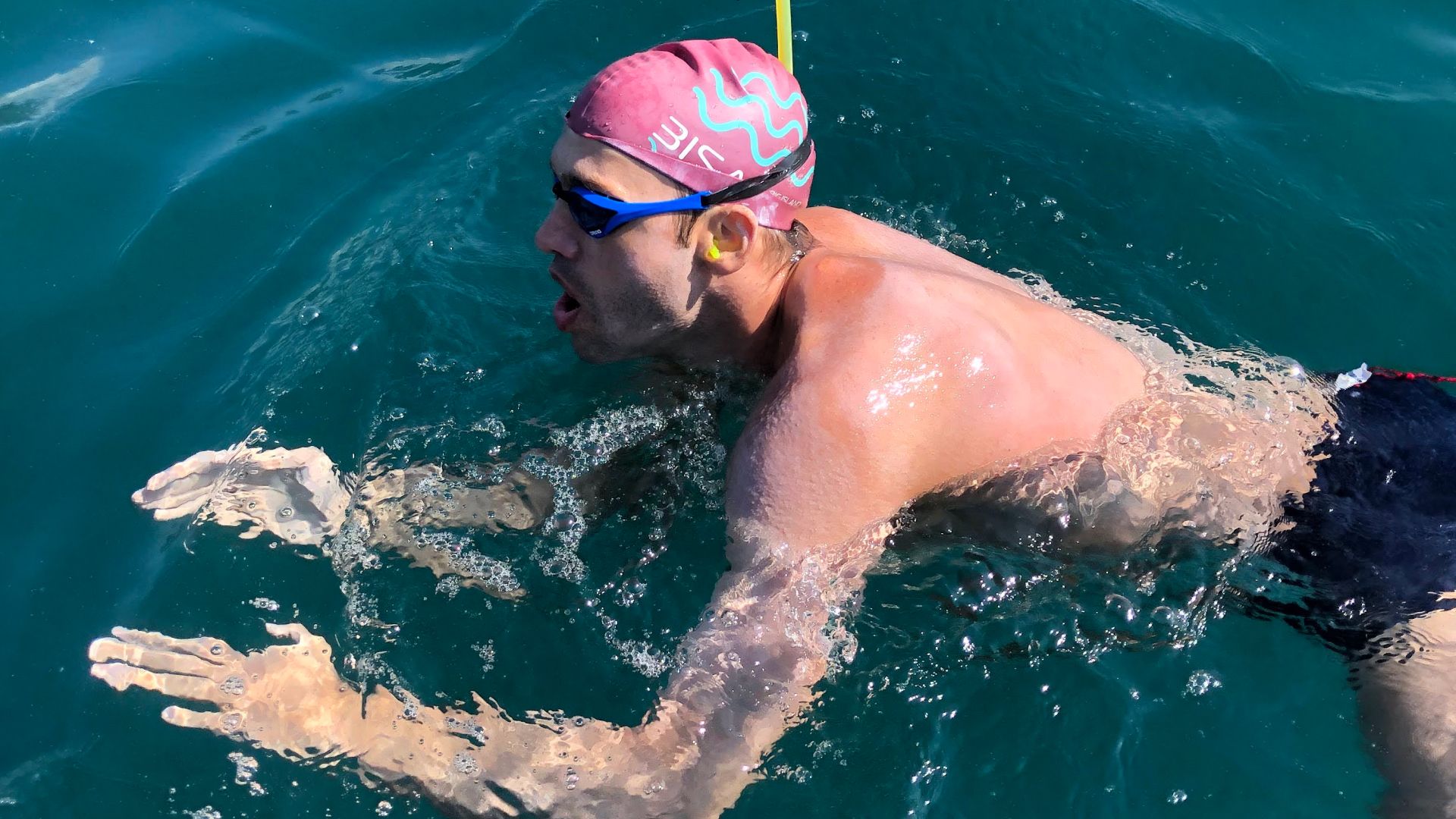 Felipe Bogéa nadando durante travessia na Ilha Grande, Rio de Janeiro