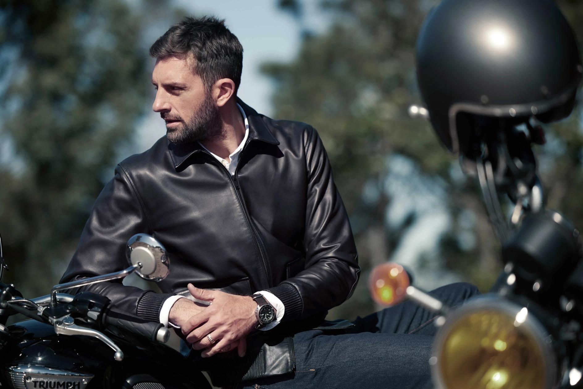 jaqueta de couro em homem na bike