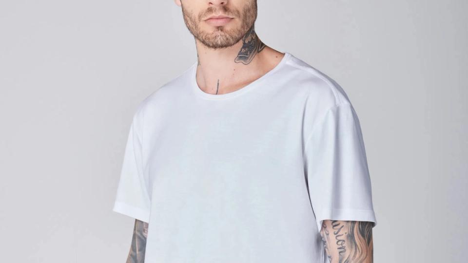 homem usando peça de roupa de algodão pima
