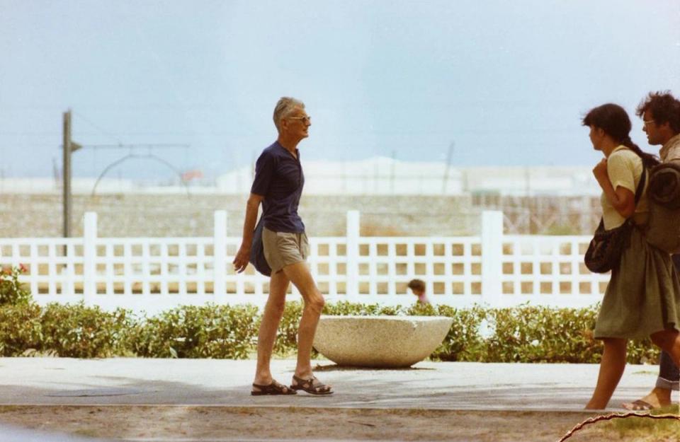 Beckett usando um look casual