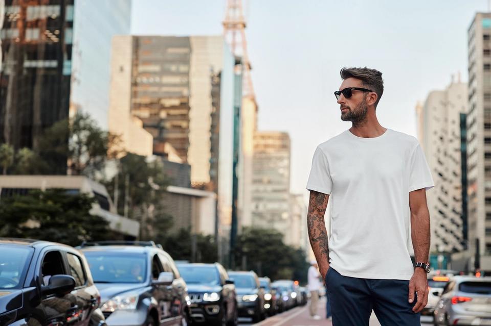 homem na rua vestido de Oficina