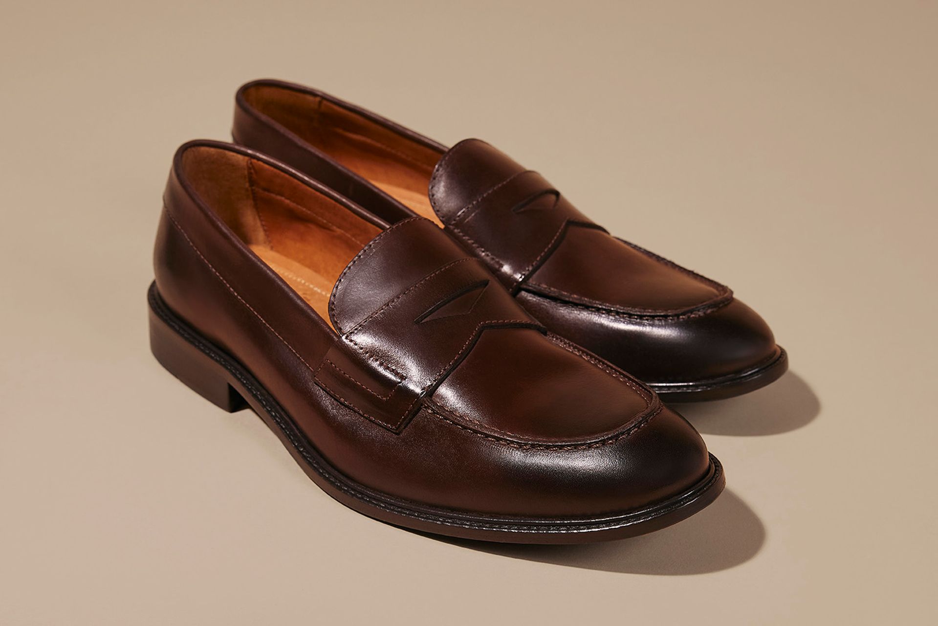 Sapato loafer, ou mocassim.