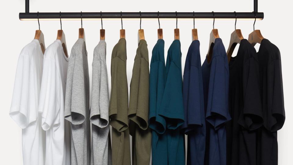 Camisetas básicas coloridas na arara