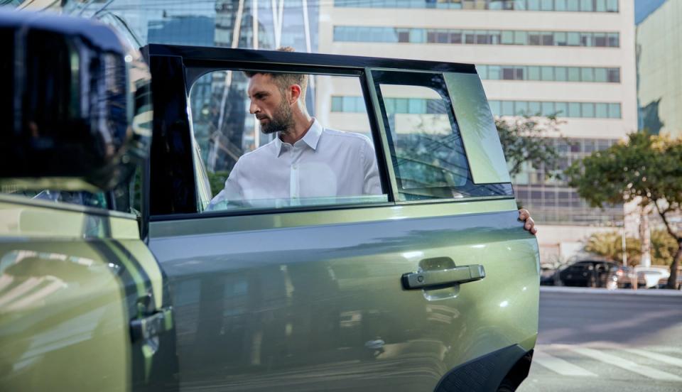 homem entrando no carro de camisa social