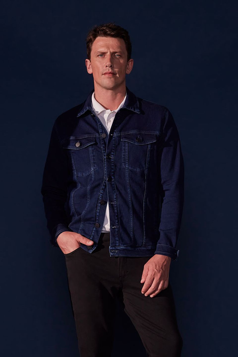Jaqueta jeans de moletom – Um símbolo de rebeldia a serviço do conforto