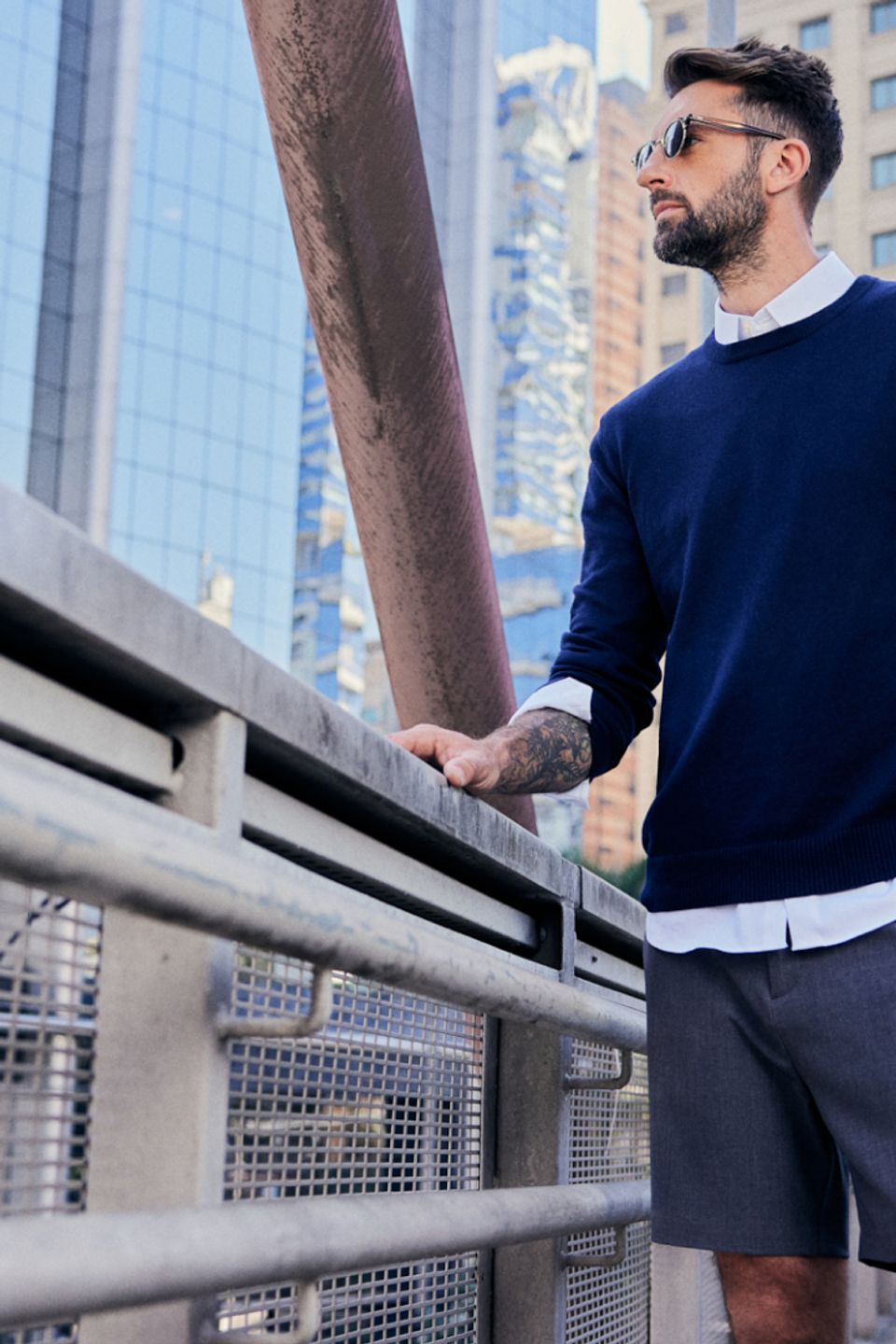 homem na ponte bem vestido