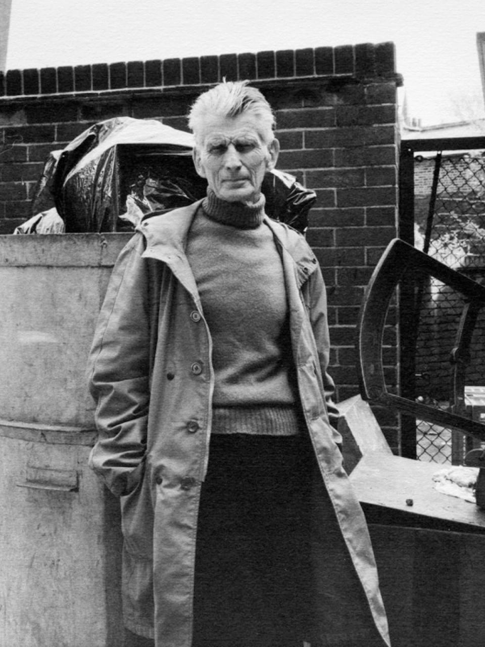 Samuel Beckett usando roupas de alfaitaria com um suéter gola alta