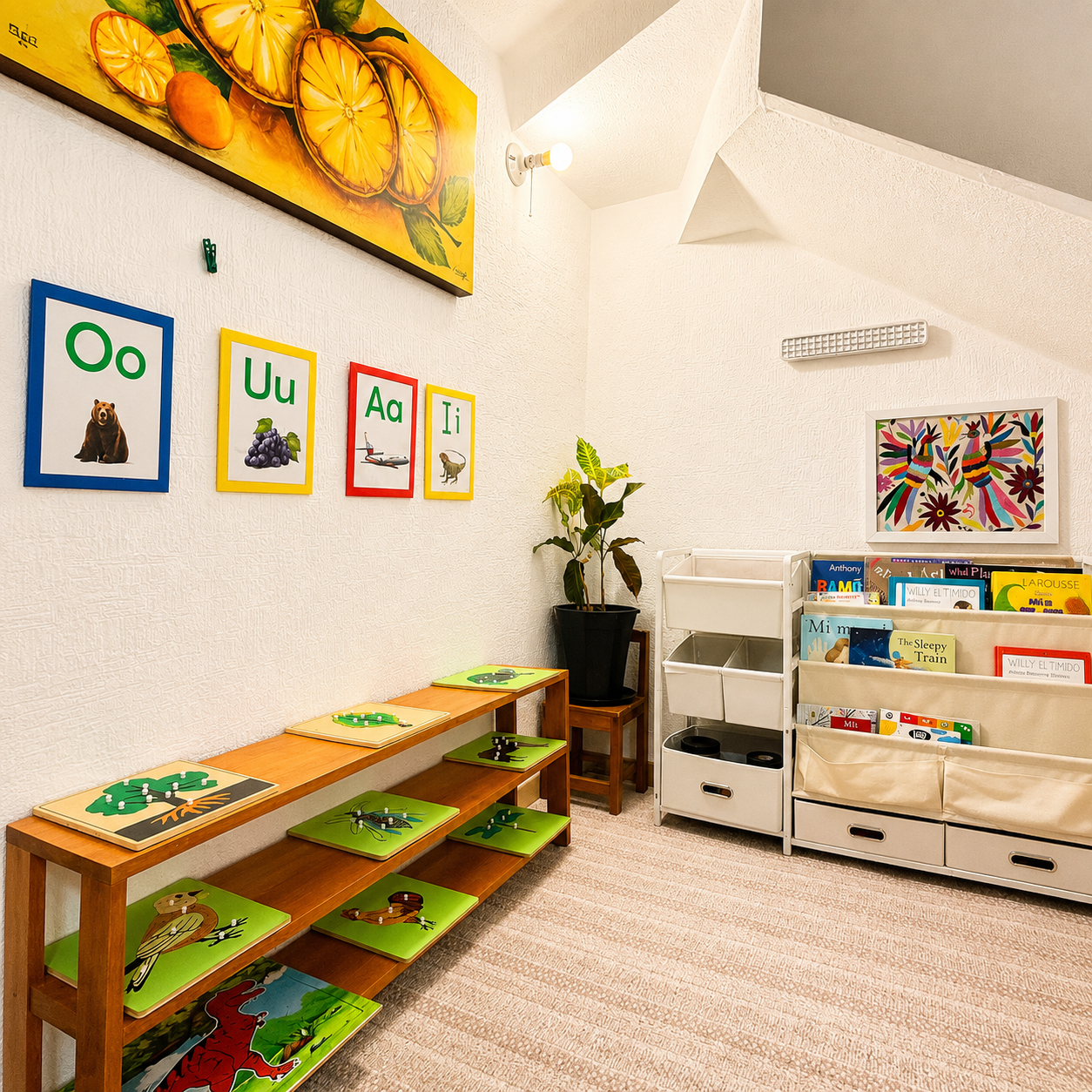 Rincón de lectura con librero a la altura del niño y tarjetas del alfabeto en la pared