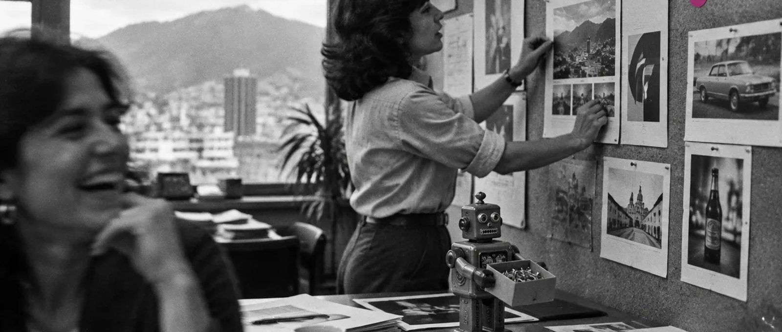 Directora creativa fijando bocetos en un tablero de corcho mientras un robot de lata sostiene las chinchetas, agencia de publicidad de los años setenta
