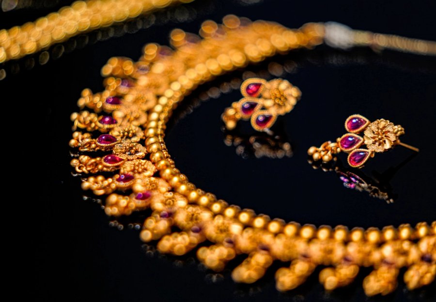 Gold detail on the mangalsutra