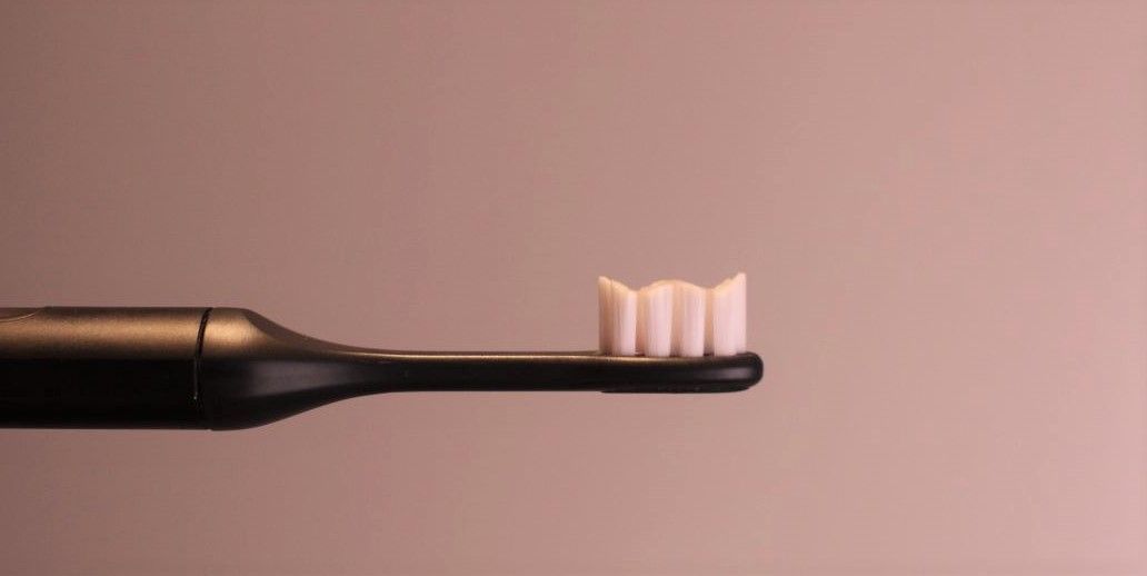 Close-up image of the SURI electric toothbrush head