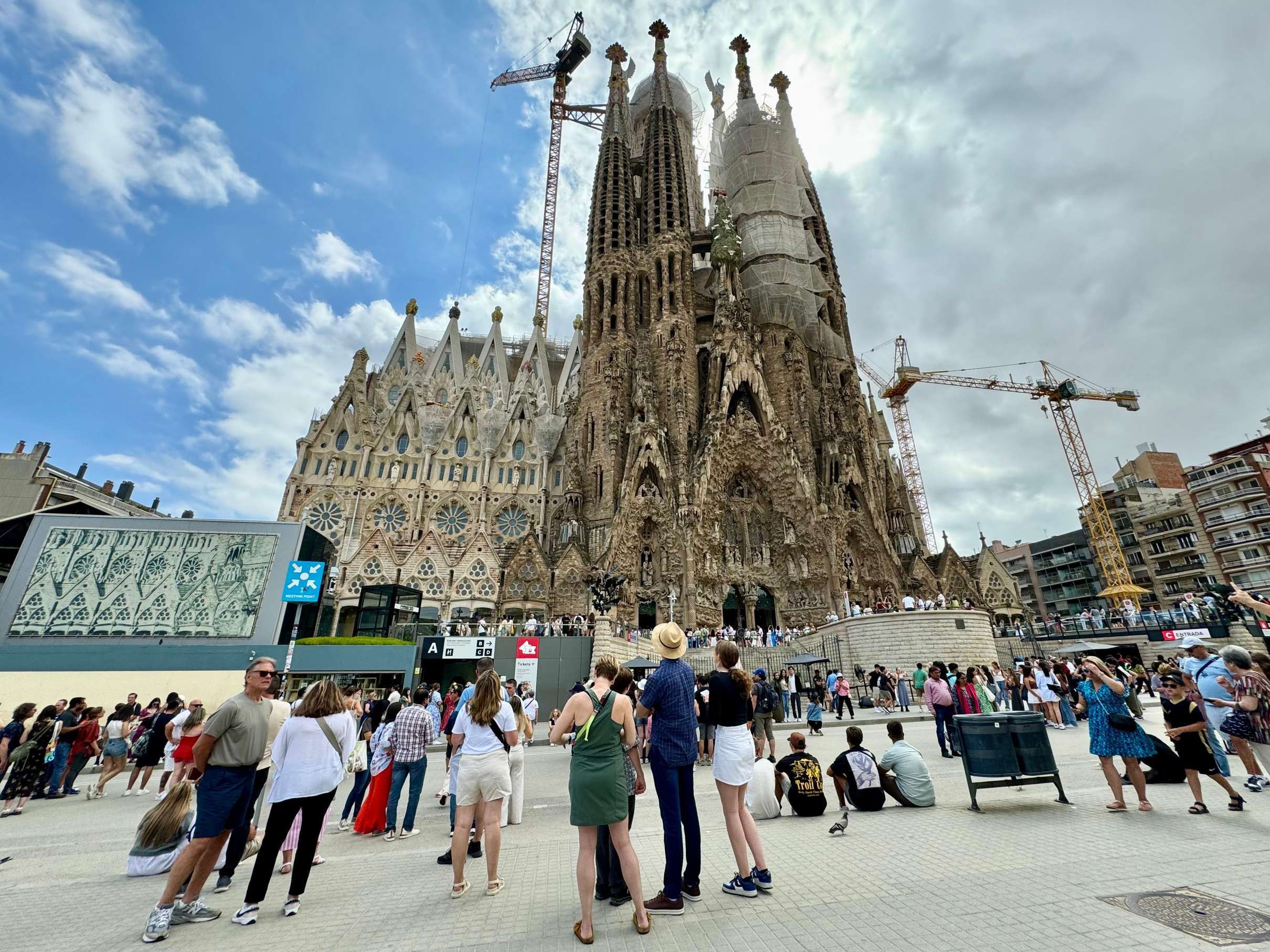Gaudí Architecture Tour: Sagrada Familia & La Pedrera 4h, Barcelona — photo 1