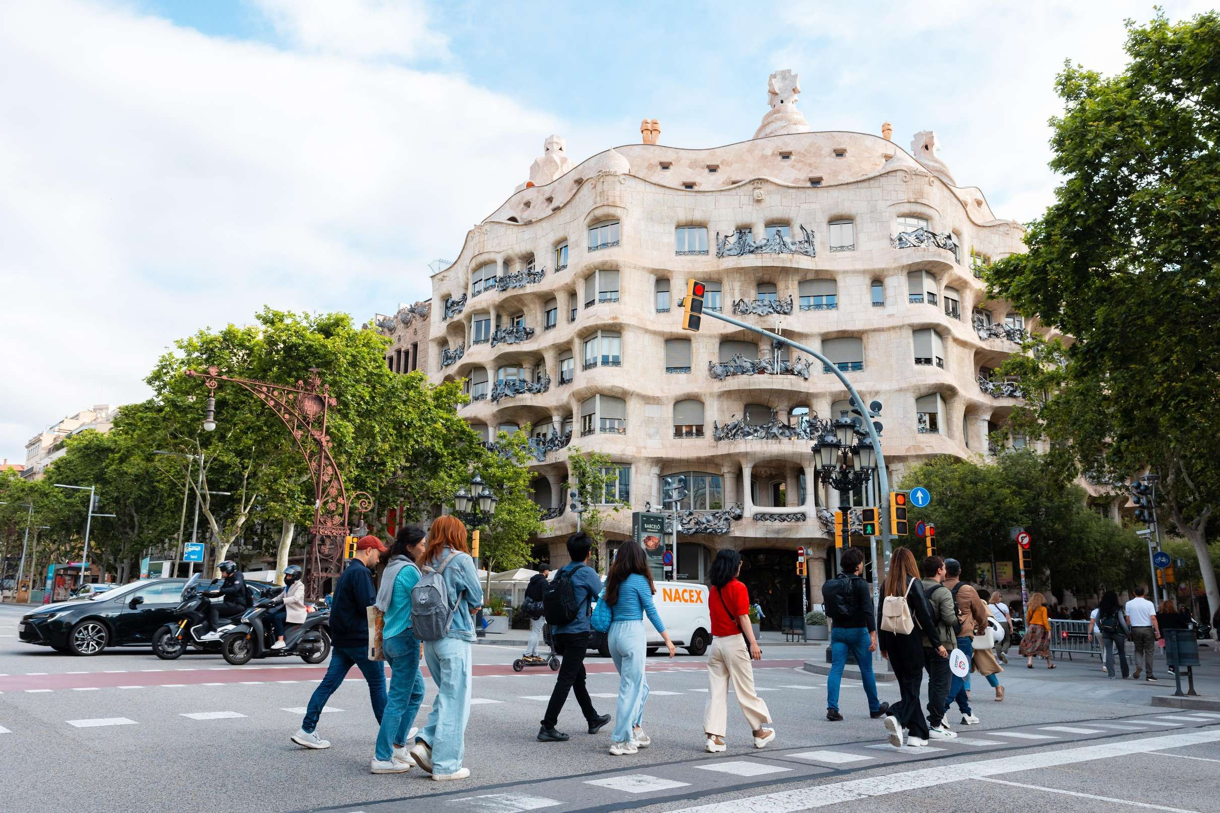 Barcelona Full-Day Gaudí Houses & Sagrada Familia Tour 8h, Barcelona — photo 4
