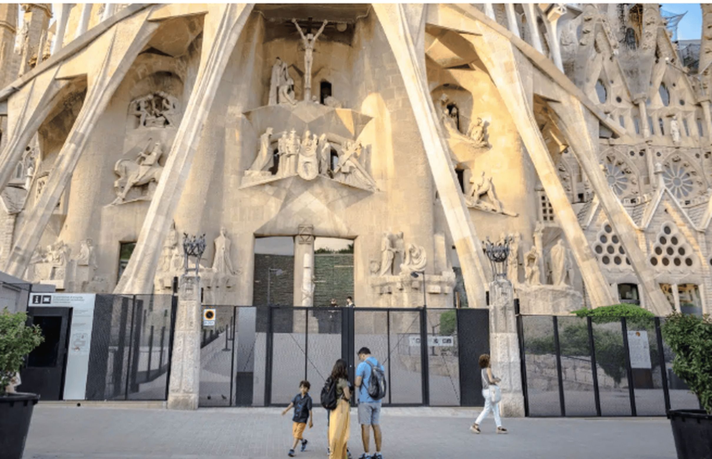 Official Sagrada Familia Tower & Facade Expert Tour, Barcelona — photo 3