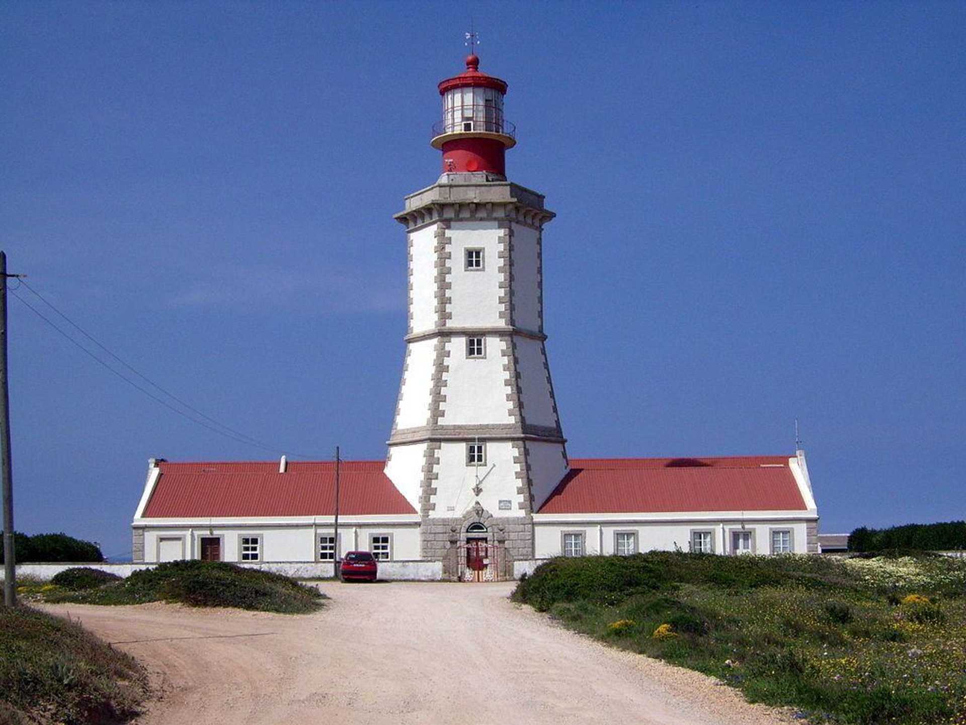 walking-holiday-in-portugal-farol_do_cabo_espichel
