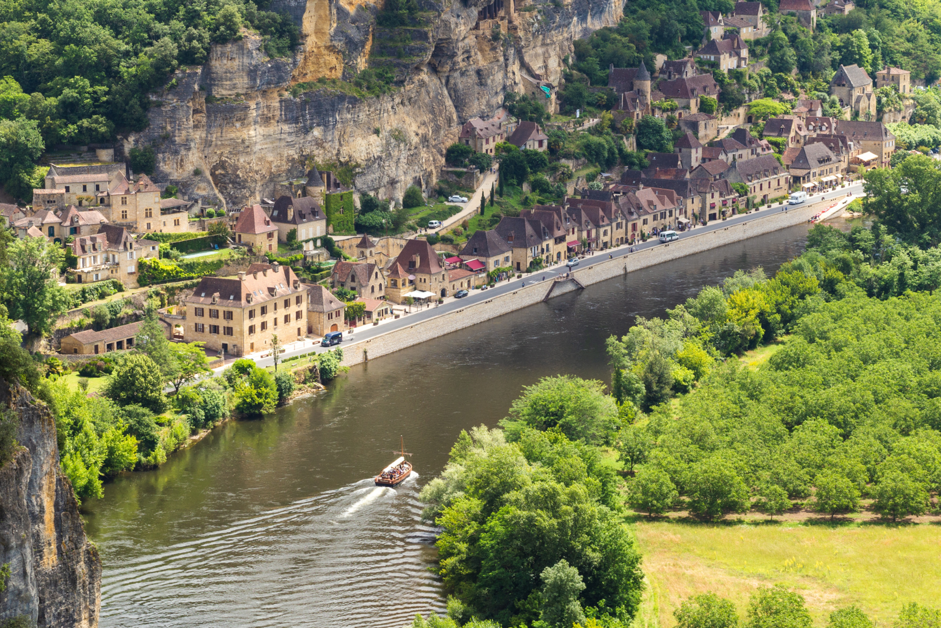 La Roque-Gageac beneath limestone cliffs beside the Dordogne River