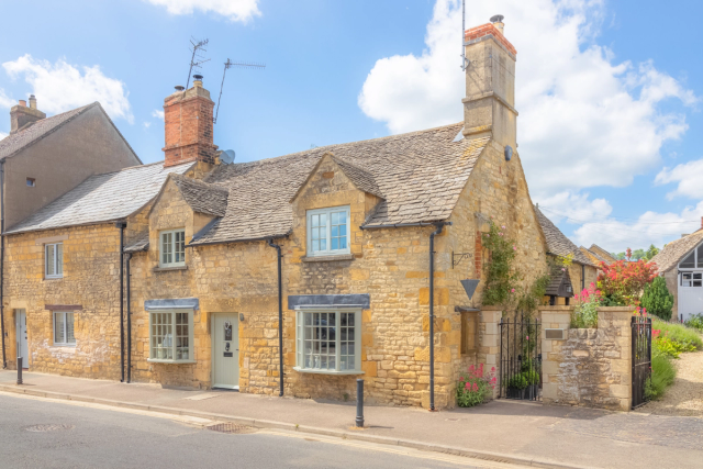 Traditional honey-coloured limestone houses in Chipping Campden.