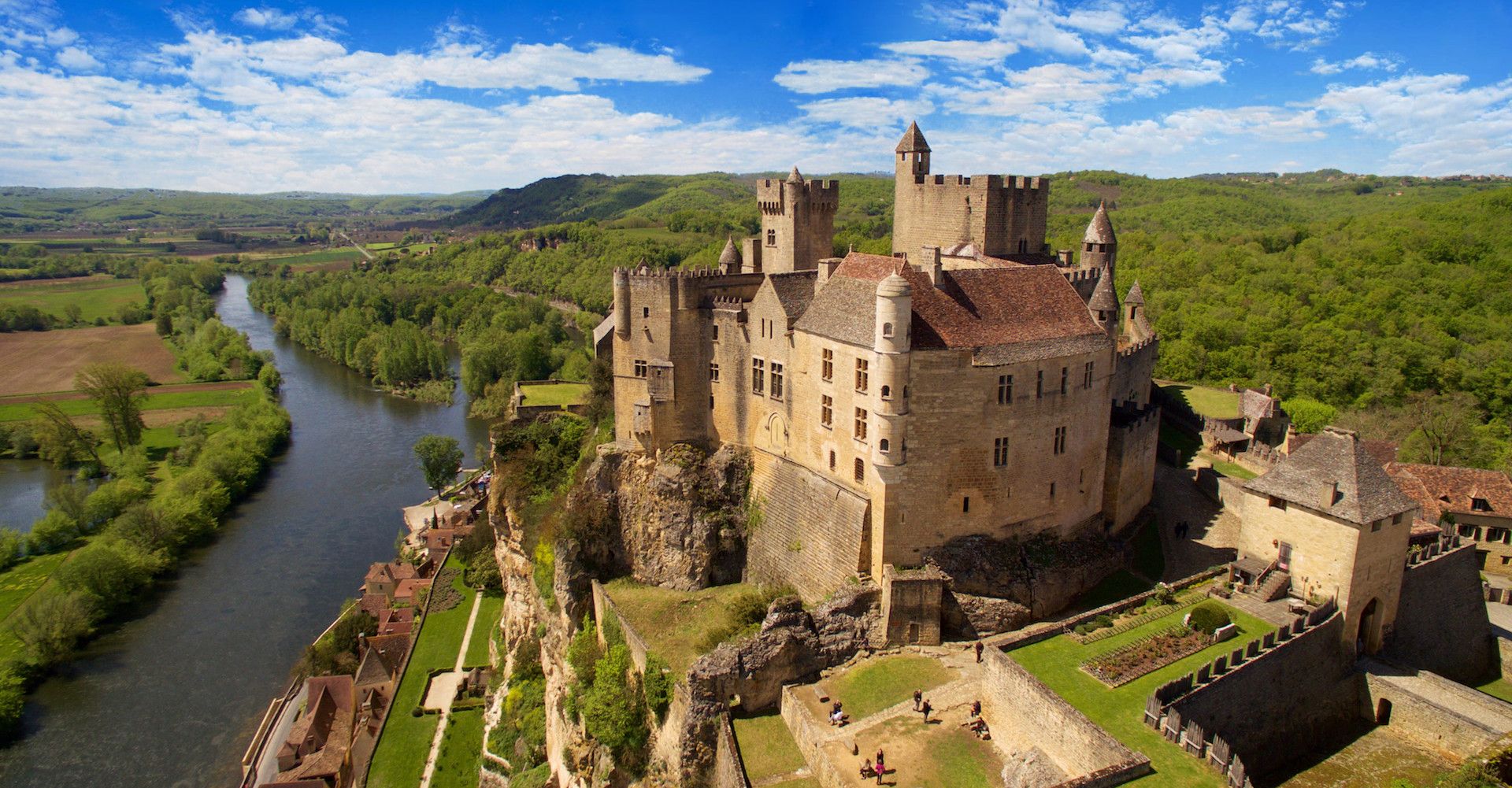 Château de Castelnaud overlooking the Dordogne River, France