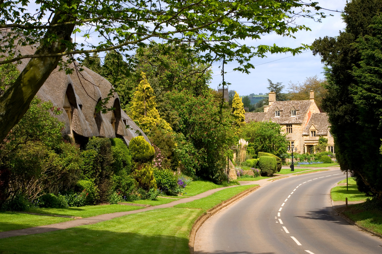 Stone and thatched cottages in Chipping Campden, Cotswolds.