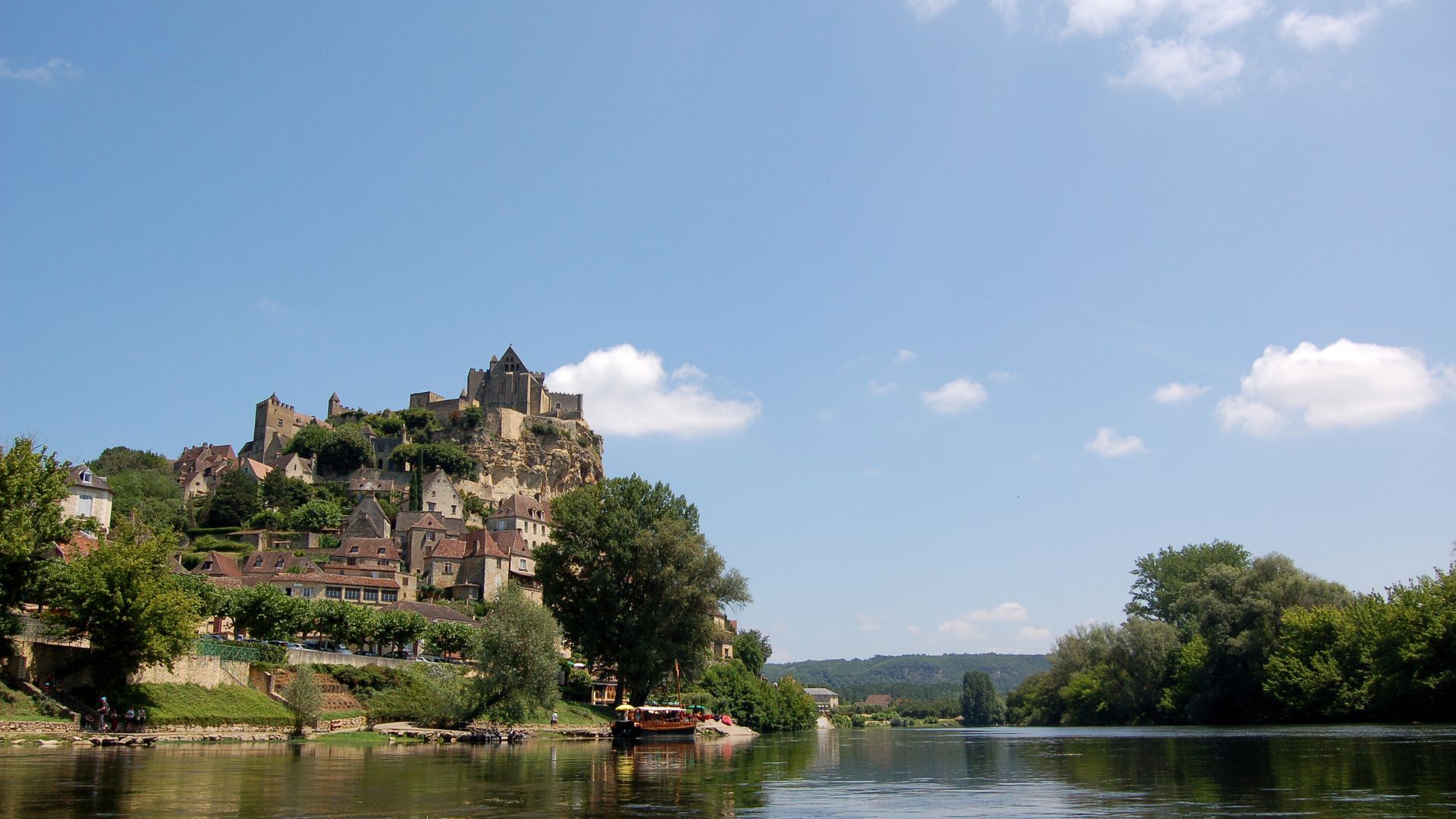 Beynac-et-Cazenac and its castle beside the Dordogne River