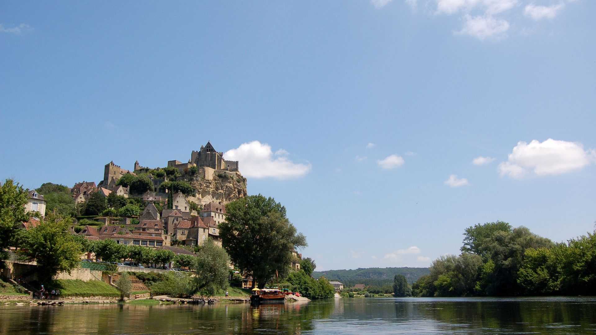 Beynac-et-Cazenac and its castle beside the Dordogne River