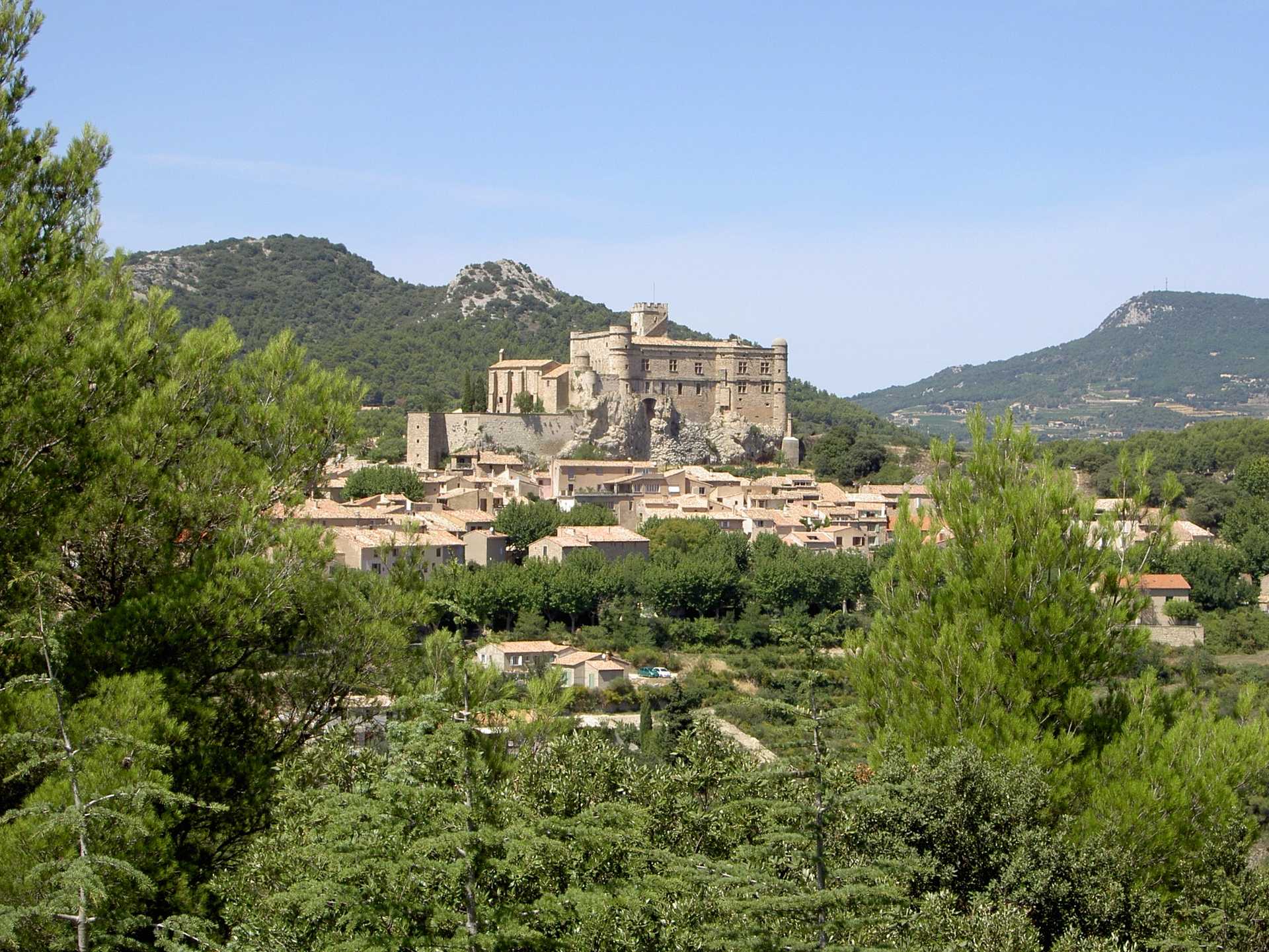 Château du Barroux overlooking the village and wooded hills