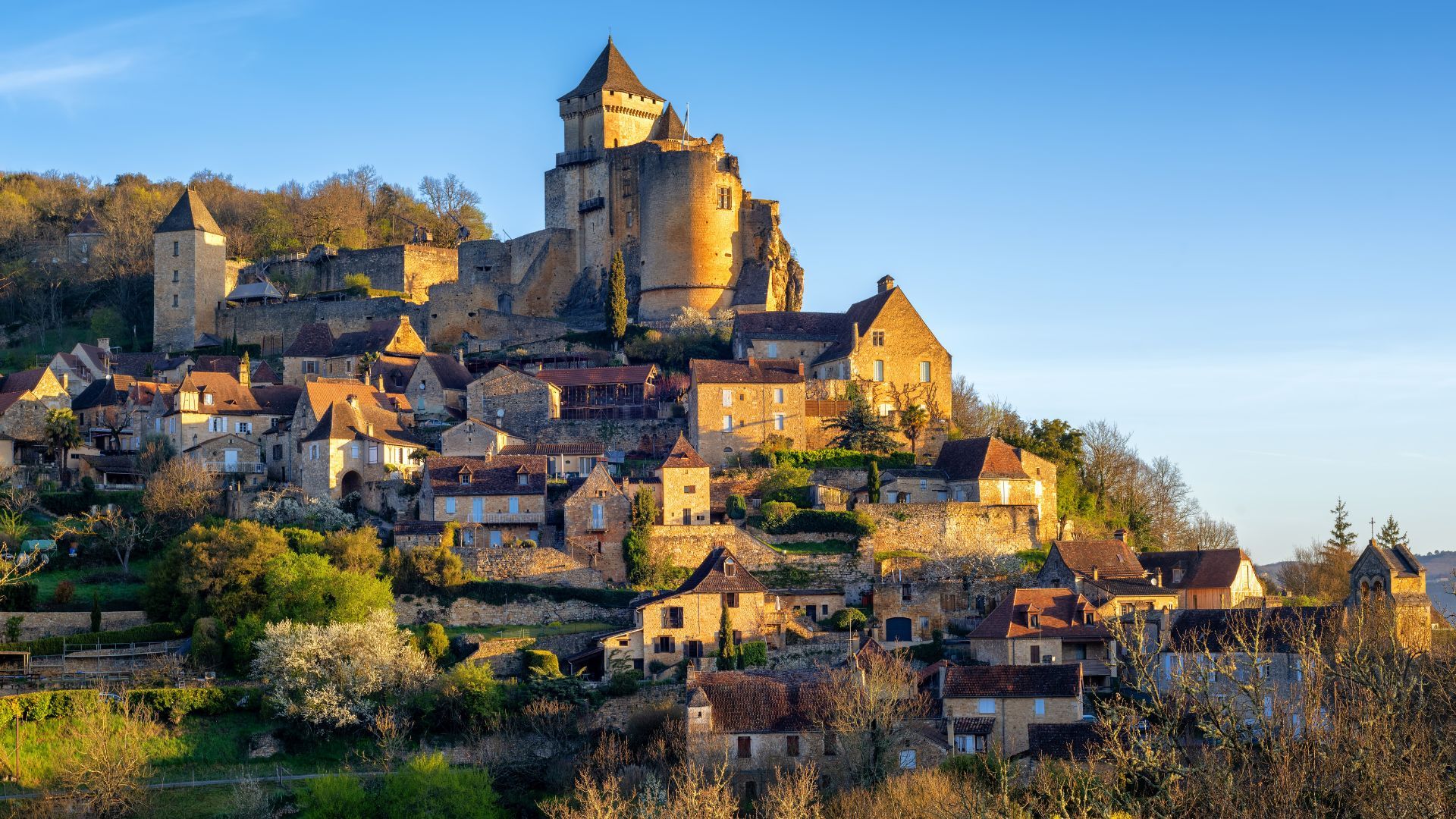 Château de Castelnaud above the village of Castelnaud-la-Chapelle