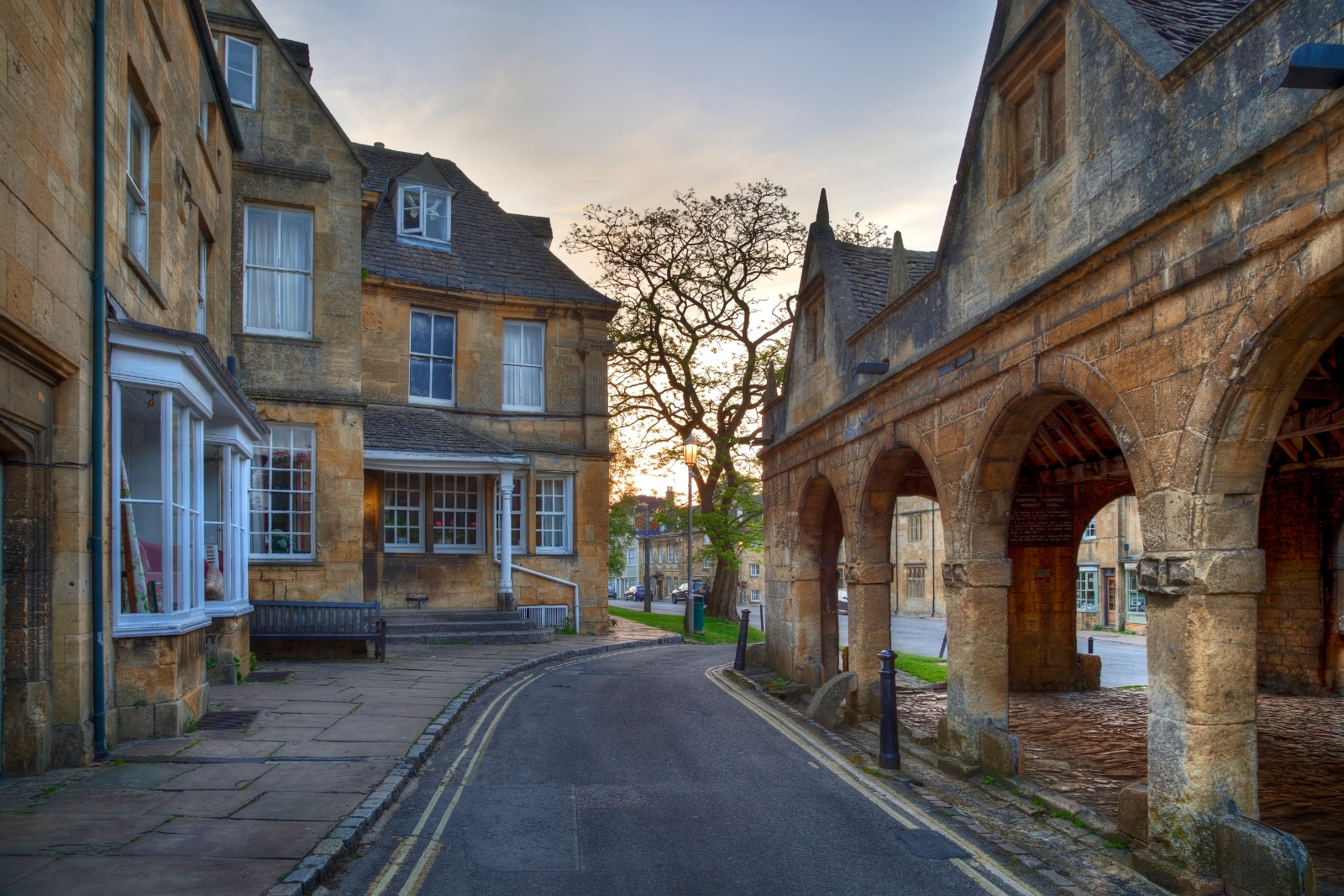 Stone and thatched cottages along a village road in Chipping Campden, Cotswolds.