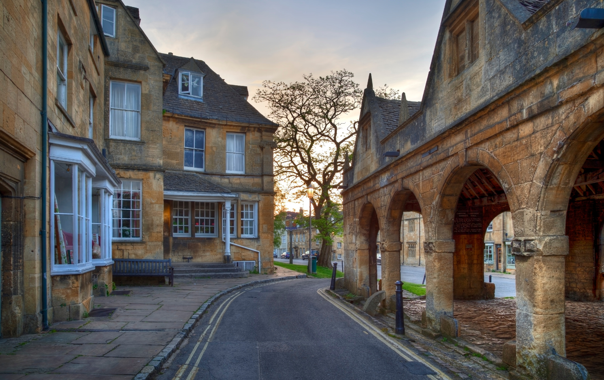 Stone and thatched cottages along a village road in Chipping Campden, Cotswolds.