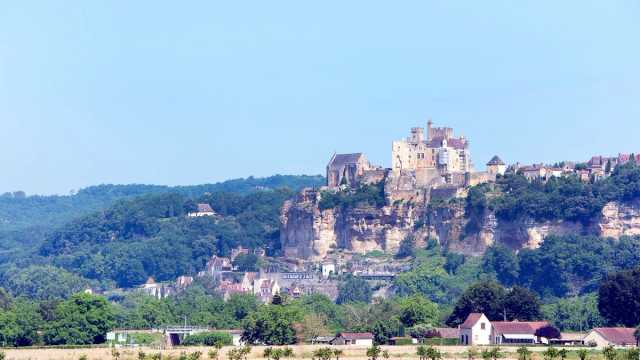 Château de Beynac perched above the Dordogne Valley