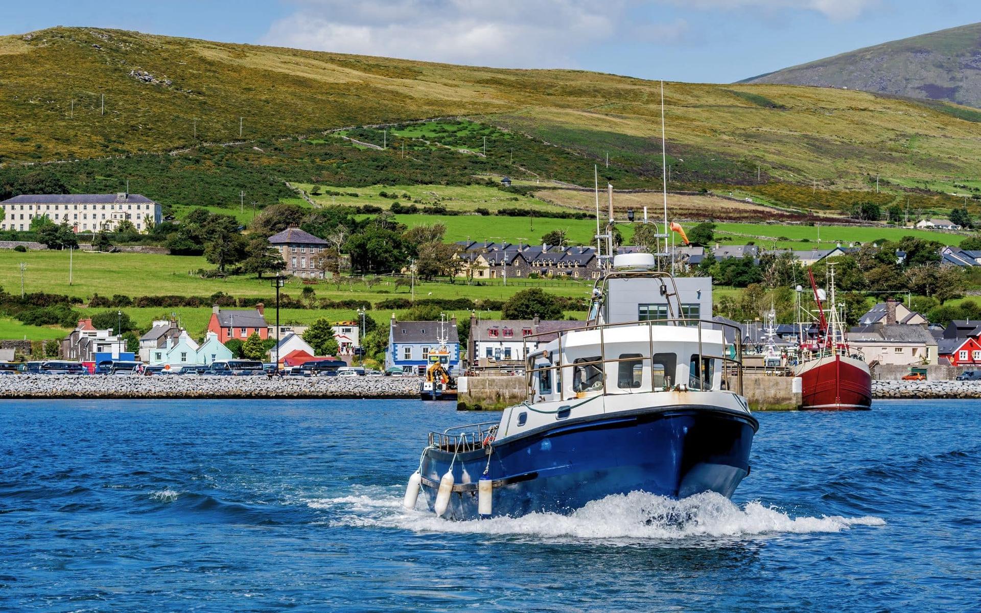 Boat tour leaving Dingle harbour