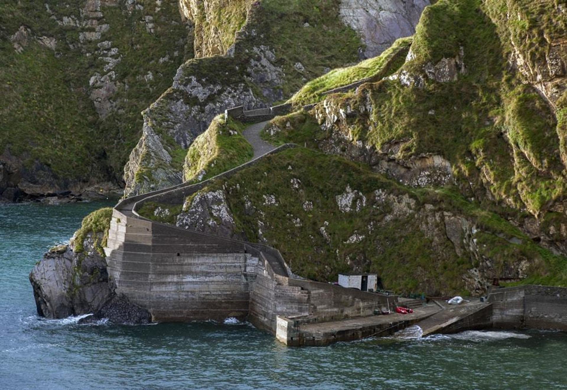 Irish walking holidays, Boats docking at the Blasket Peninsula