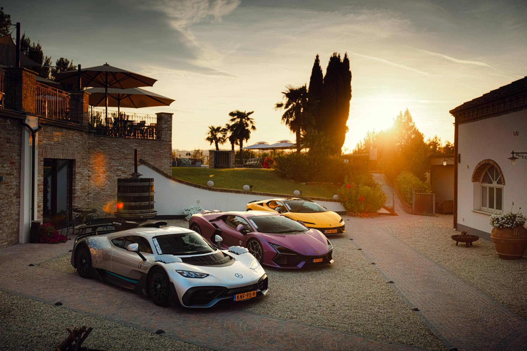 StreetGasm supercars rijden samen tijdens een members-only SG Drive.