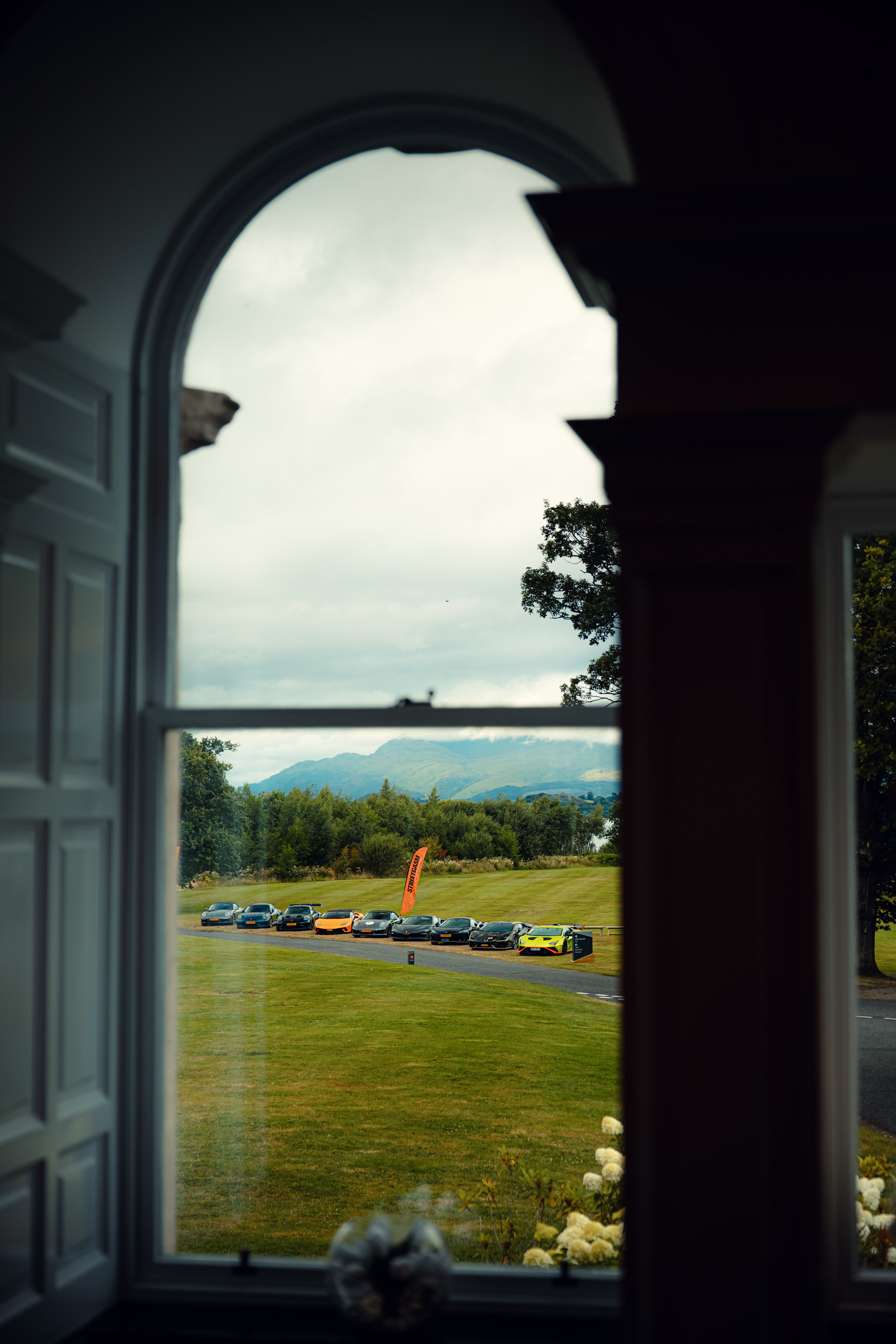 Alle supercars geparkeerd aan Loch Lomond