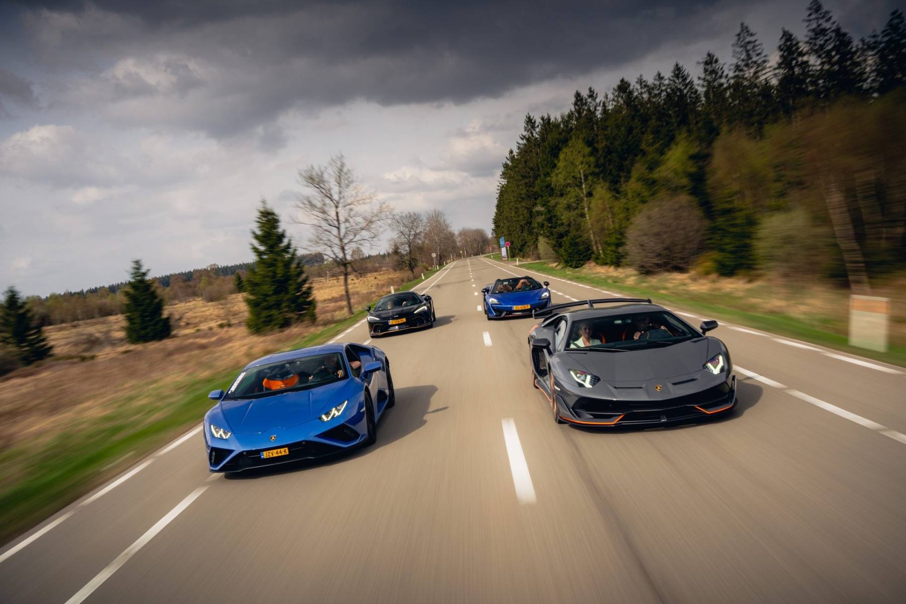 StreetGasm supercars op een rij, klaar voor vertrek.