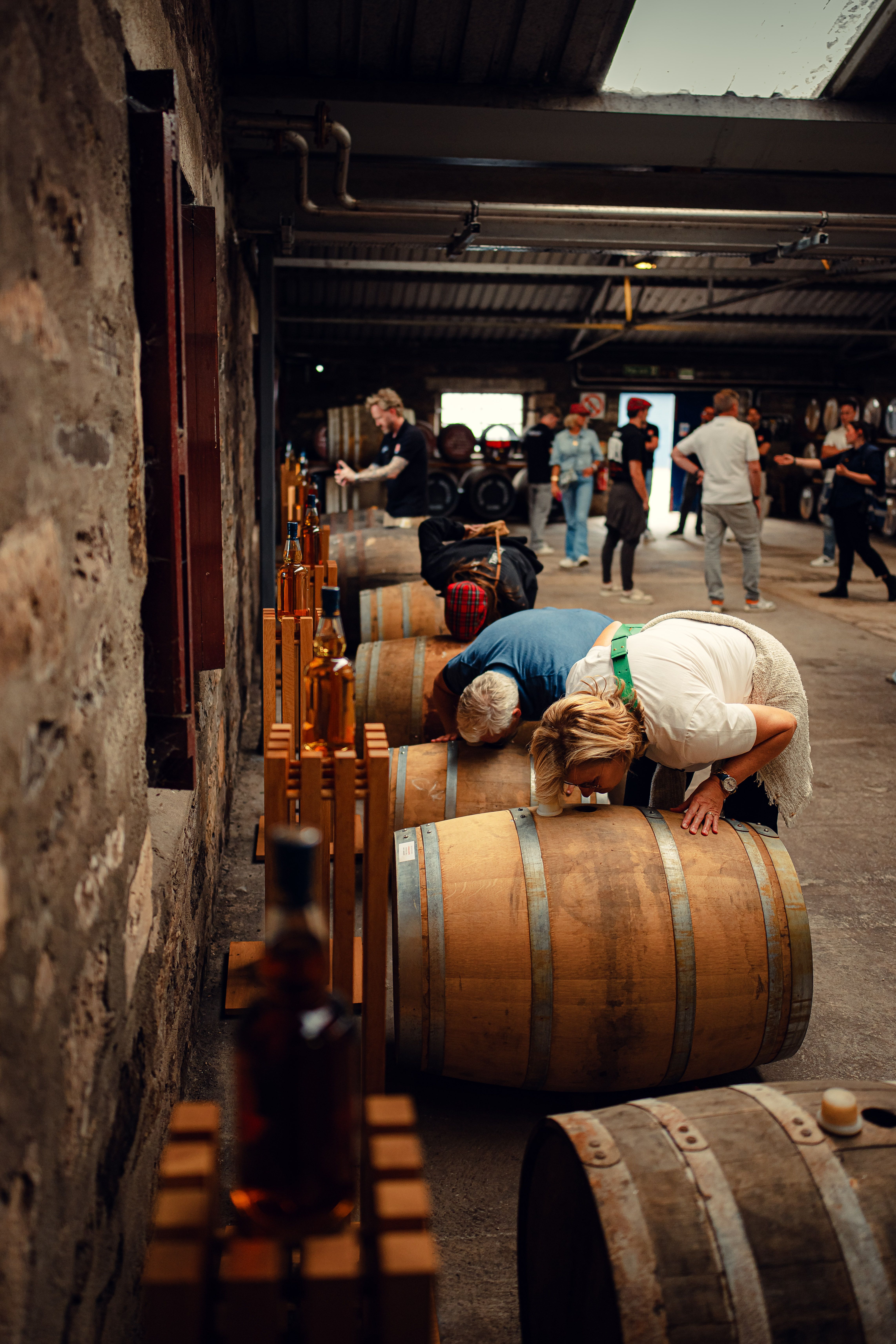 Ruiken aan de vaten van alle verschillende soorten whiskey van Glen Moray